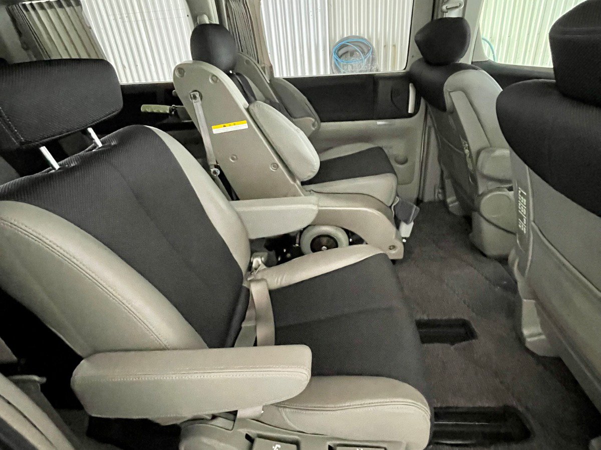 
								2004 Nissan Elgrand #18 full									