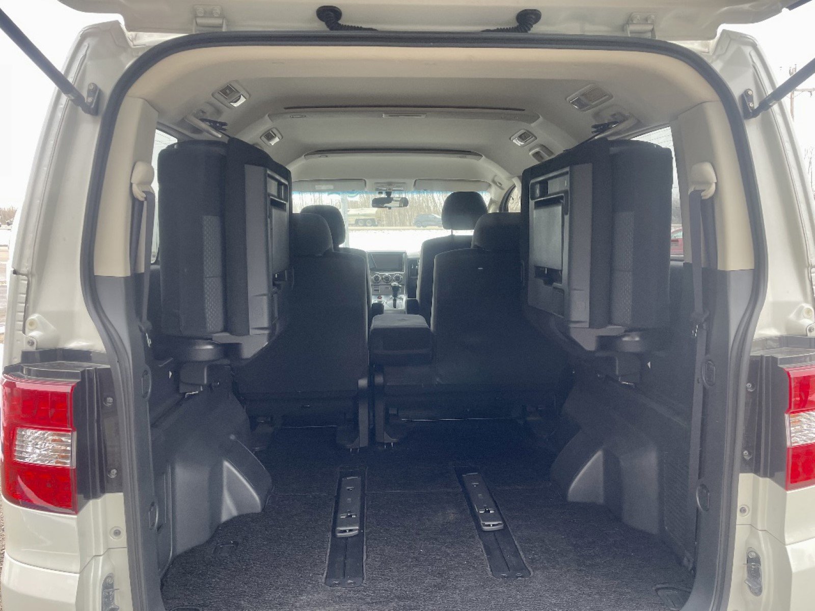 
								2008 Mitsubishi Delica D5 4WD #3 full									