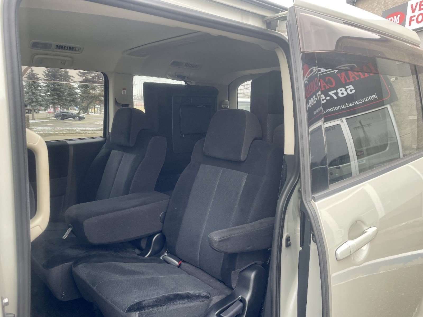 
								2008 Mitsubishi Delica D5 4WD #3 full									